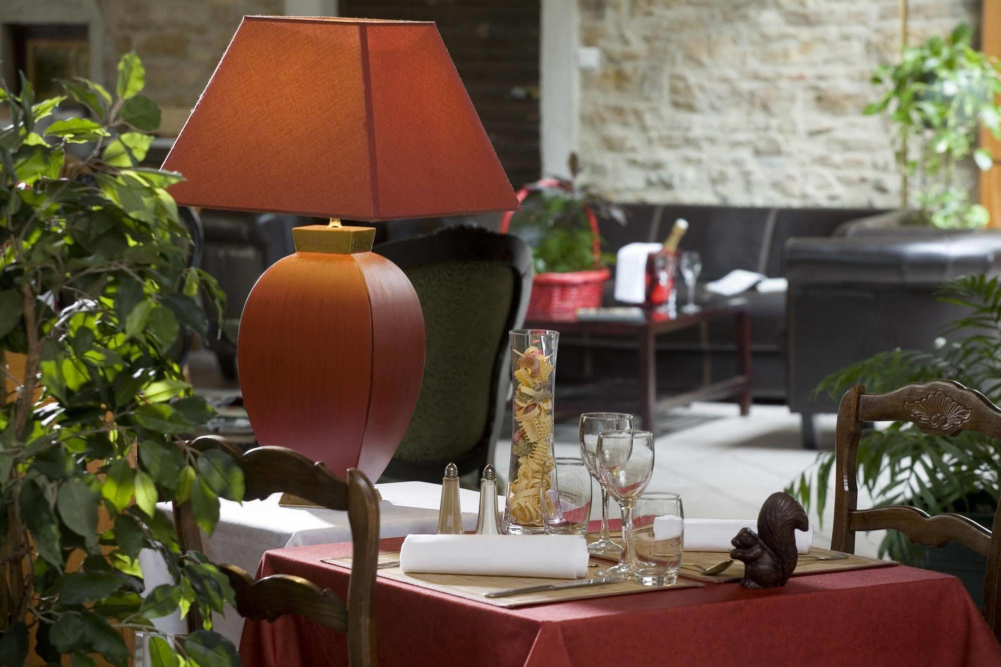 Logis Hôtel Tante Yvonne&son restaurant semi-gastronomique - Lyon Nord Quincieux Exterior foto
